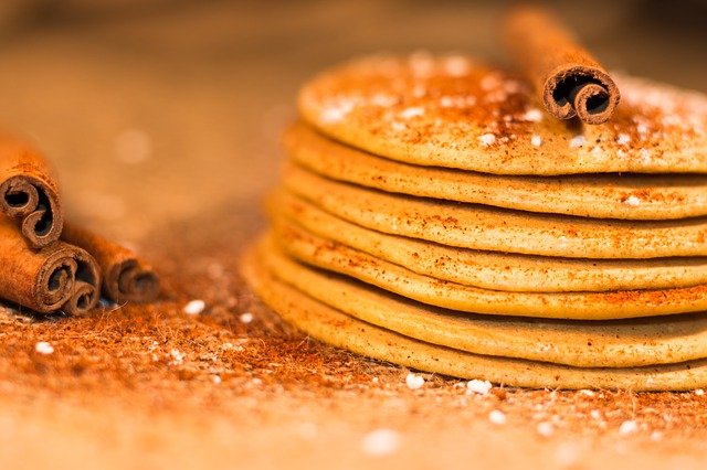 Une pile de pancakes délicieux avec de la cannelle